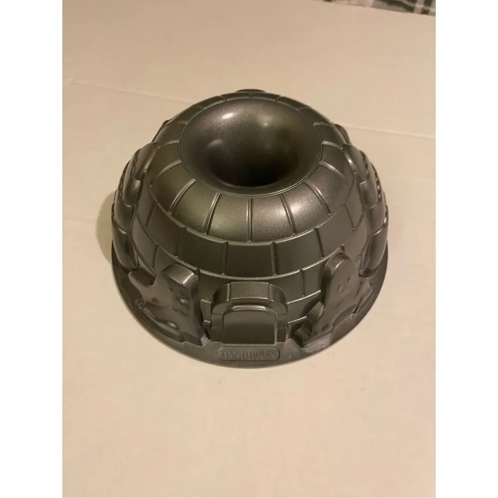 Igloo-Shaped Bundt Cake Pan in Metallic Gray